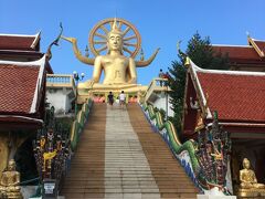 今日は暑くなる前に珍しく観光しに行くことにしました。
この階段は靴を脱いで上がります。
拝観料は特になし。
お供えは売っていました。
