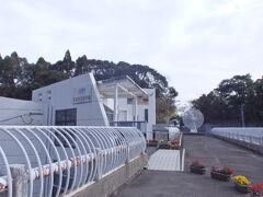 ではゲートまで戻って敷地から出て、次は「宇宙科学資料館」へ。
こちらは内之浦宇宙空間観測所の隣にある資料館で、無料で見学できます。