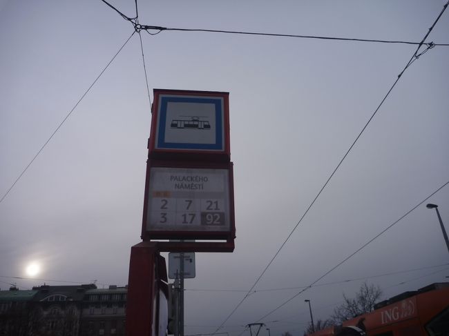 ちなみに3日間有効乗車券は３１０CZK。　それに90分乗車券が３２CZK。　スーツケース代が１６CZKでした。<br /><br />チケットを買って、最初は両替に行きます。<br /><br />ANDEL駅から地下鉄に乗る時、黄色い機械で刻印したら、もう3日間は何もする必要がなく、地下鉄・トラム・バスが乗り放題になります。<br /><br />地下鉄に乗って1駅「KARLOVO 　NAMESTI」で降りて、トラムに乗り替えました。<br /><br />17番のトラムでモルダウ川沿いを進みます。<br /><br />