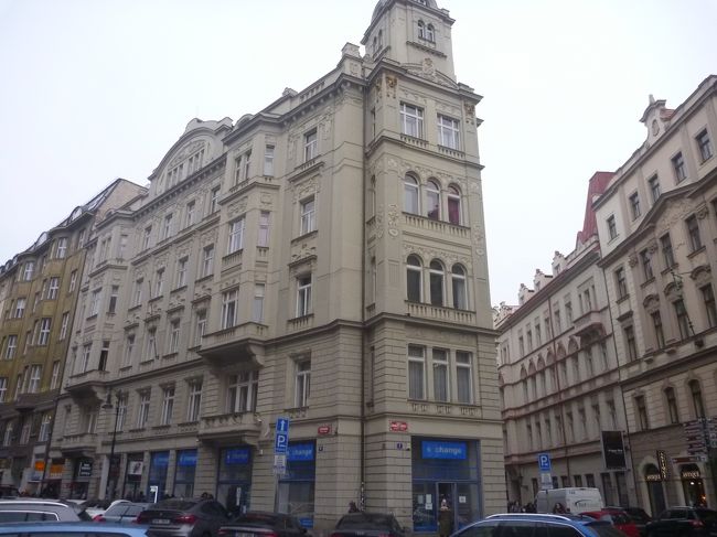 「STOROMESTSKA」でトラムを降りて、旧市街広場に向かって歩いて5分くらい。　クチコミで調べたら、ここの両替屋さんは手数料を取らなくて、評判がいいのでやってきました。　カフカの家の向かいです。<br /><br />私は先回の旅行時の使い残しのユーロを持って行っていたので、50ユーロ両替。<br /><br />後はクレジット払いで済みました。　というか、最後は無理に使い切ったので、それ程現金はいらないかな？？