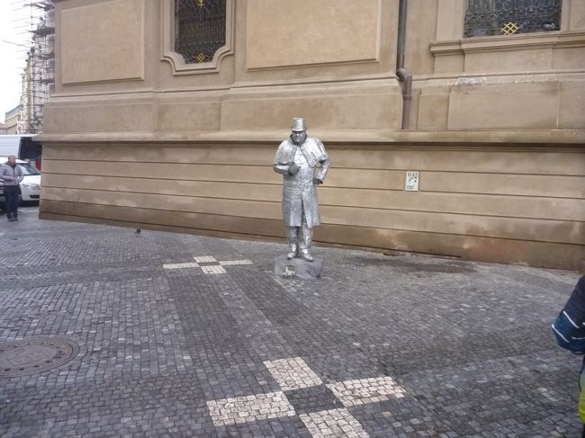 旧市街広場の近くまで行ったら、見かけたパフォーマー。<br /><br />近くで写真を撮ると、チップを払わなければならないので遠くから1枚。<br /><br />寒い時期に、大変そうですね。