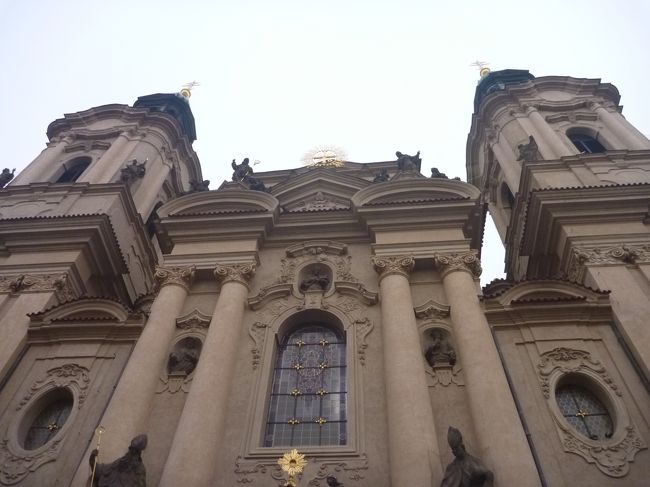 聖ミクラ―シュ教会の前を通って。。。<br /><br />前回、ゆっくり見学したし、友達はあまり興味なさそうなので、見学はなしです。<br />