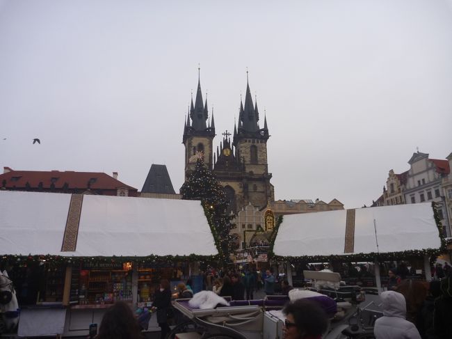 旧市街広場に出たら、クリスマスマーケットでいっぱいの人。<br /><br />でも、本番は夜なので、ちらっと覗いて、今日はお買い物優先で、先へ進みます。