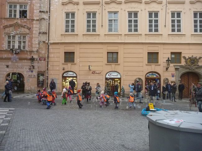 子供たちも元気にお散歩。　今日は暖かいもんね。<br /><br />寒いのを想像して、厳冬のイメージで洋服を準備してきたのですが、全然出番なしです。　<br /><br />かわいい子供たちには、やさしい暖かさ。　みんな元気に動き回っているね。