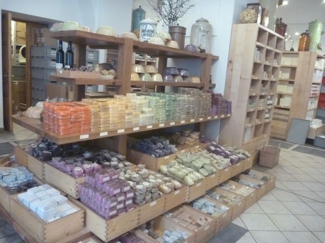 私達が入ったのは手前の方のお店でしたが、そちらには日本人スタッフもいましたので、相談しながらお買い物ができました。<br /><br />