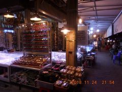 アートセンターナイトマーケットから歩いてすぐのオールドマーケットへ。
こちらも同じような店が並んでました。