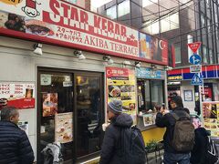 お昼ご飯を食べた、ハラール対応のお店「スターケバブ」
結構人気店のようで、ケバブサンドを買い求める人たちがちょっとした列を作っています。