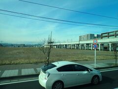 宮城県名取市のゆりあげ港をあとにして南下します。
途中で東北本線の名取駅から分岐した仙台空港アクセス線の高架をくぐります。
仙台駅から最短１８分（１７分だったかな？）で仙台空港を結んでいるそうです。
ここでも周囲には更地が目立ちました。