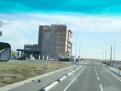 そのほとりに建つ「わたり温泉鳥の海」
ちょうど訪れたこの日（２０１７年１２月１０日）の営業をもって一時休業し、２０１８年春のリニューアルオープンに向けた改修工事に入りました。
休館中だった宿泊施設も再オープンして多くの人が訪れることができれば復興の大きな希望の一つになることと思います。
（その後２０１８年４月９日にリニューアルオープンを果たしています）