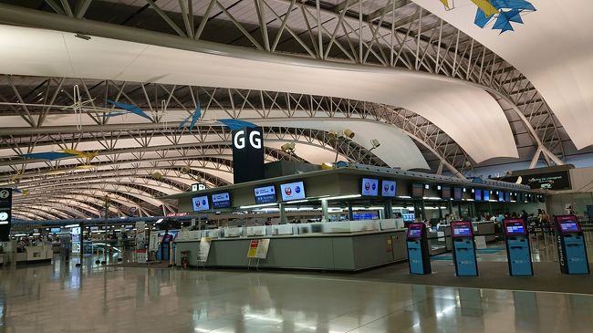 ヤサカタクシーの関空シャトルで7時過ぎに到着。空いてます。<br /><br />チャイナエアラインでは、JALのサクララウンジ利用か、お食事券1500円かどちらかが選べます。<br />お食事券といっても、対象の免税店でのお土産購入にも使えるということだったので、お食事券を選びました。