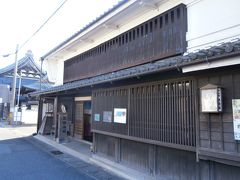 旧小松屋吉田家住宅で現在は休憩処になっています。江戸時代は旅籠を営んでいた建物だそうです。