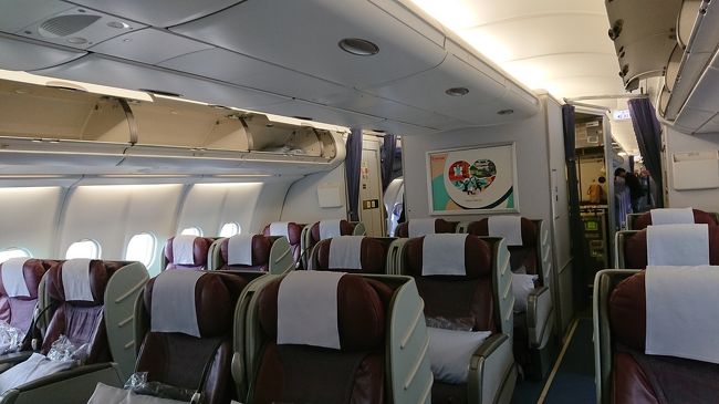 古い感じの座席です。<br />そしてガラガラでした。<br />