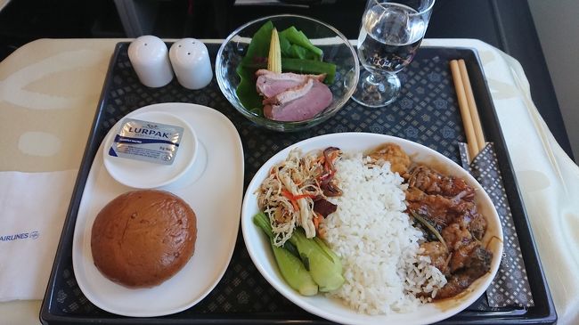 バンコクまでのフライトでは、スズキの中華風。<br />お素麺を、所々結んだような変わった食感のものが、添えられてました。<br /><br />