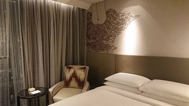 壁に何か描かれています。