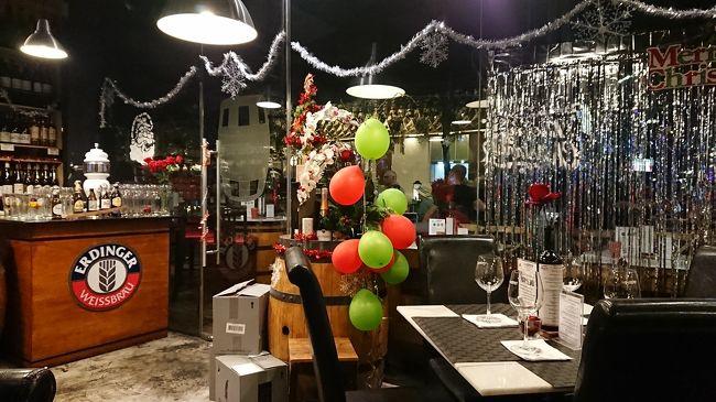 気がついたら9時前。夕食を食べに駅前まで出かける元気もなく、ホテルの向かいにあるwine Depotというお店に入りました。