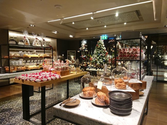 美味しそうなパンが並びます。サンドイッチもあります。こちらで選んで、奥のお部屋でいただけます。