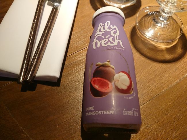 Lily Freshという100%ジュース。マンゴや、マンゴスチン、ライチ、ミックス等の種類があります。美味しくて毎日飲んでいました。<br />こちらで購入すると80THBくらいしますが、コンビニだと49THBで買えます。