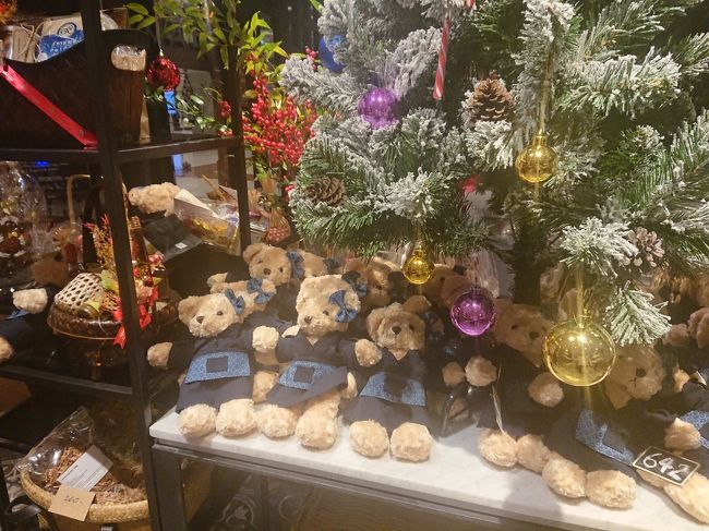 お店のユニフォームとお揃いの服を着たぬいぐるみ。