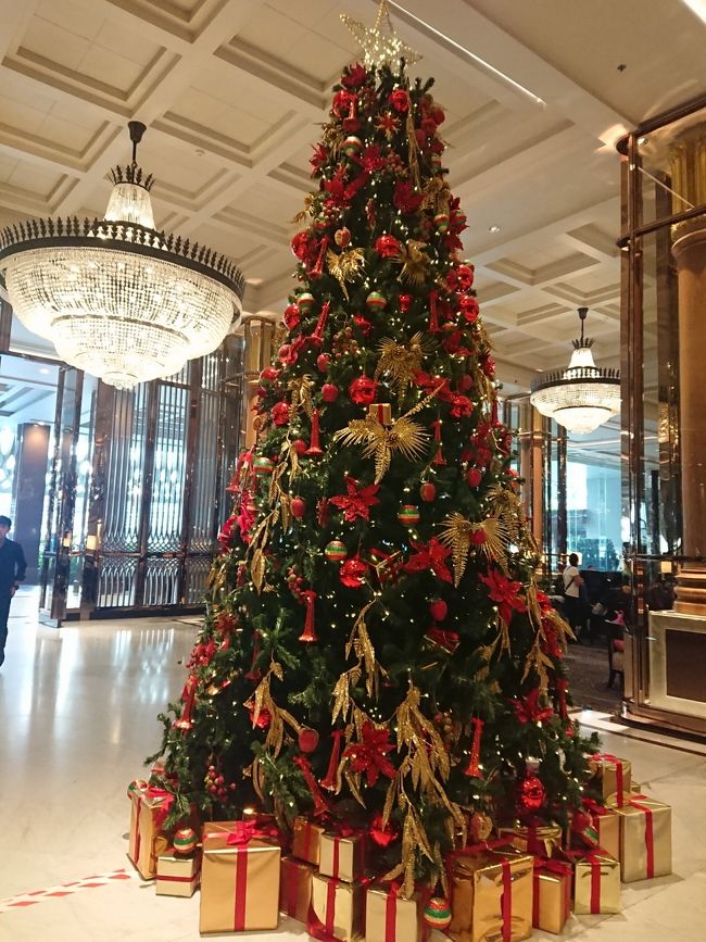 ロビー中央には豪華なクリスマスツリー。