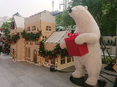 エンポリアムの前。白熊が何頭かいます。

先ずは、カスタマーサービスで、割引クーポンなどをもらいに行き、その後、グルメマーケット内をぐるぐる1時間くらい見て回り、お土産や自分用の物などを購入しました。

「エキゾチックタイ」もさらっと一周。マウントサポラ、ハン、ターン、ディバナ等の他にも色々なブランドが揃っています。
