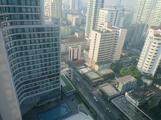 翌朝の部屋の窓からの眺め。