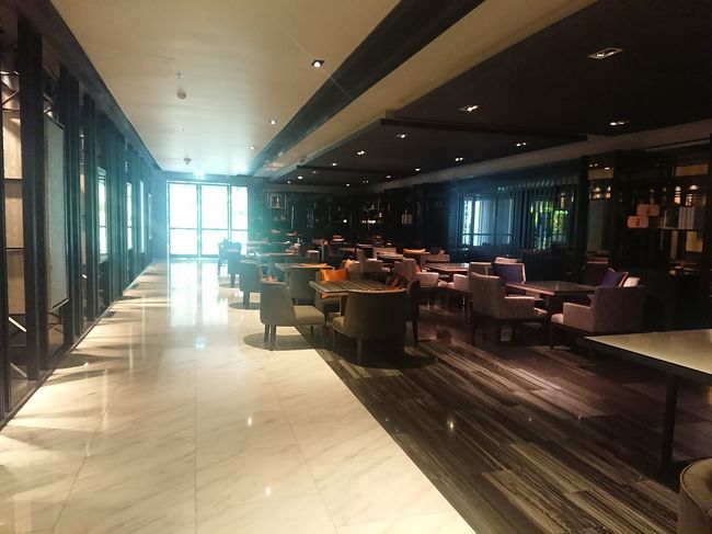 レストランの横を通り抜けると、