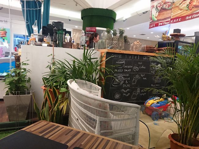 喉が乾いて入ったカフェ。Camelot Cafe。