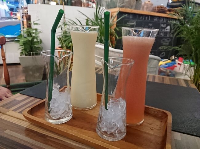 絞りたてのミックスジュース。色々な組み合わせが選べます。<br />量が多くて2人で１つでも十分なくらい。