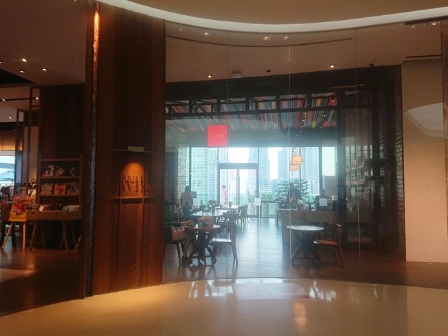 食後のコーヒーは、お隣のSiwilaiというショップ併設のカフェ。