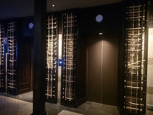 この日は、ホテルのルーフトップバーに行きます。<br />37階のエレベーター。