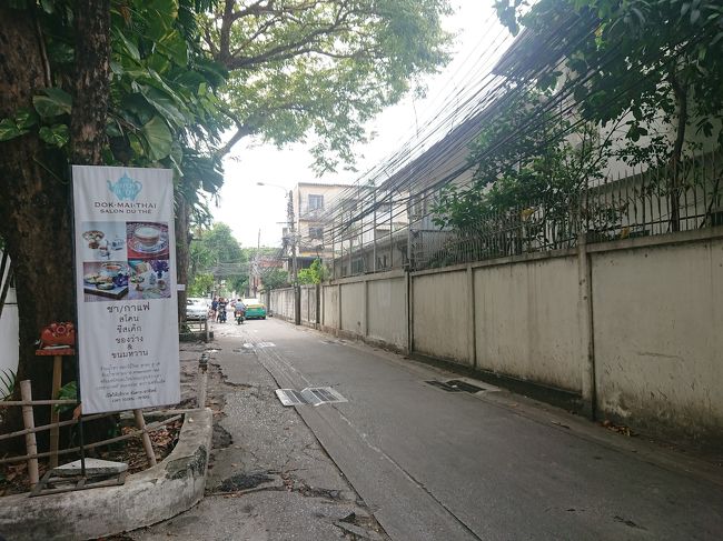 バイクがたまに通るくらい。