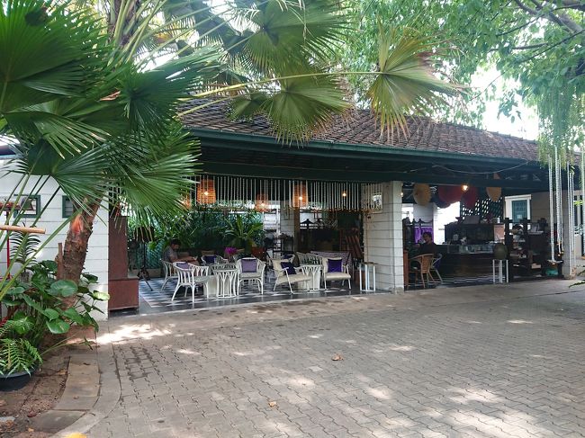 入って左側の建物にインフォメーションがあり、入場料(150THB)を払ったり、ティールームのオーダーができます。