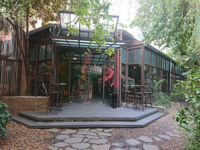 入って左側はショップで、右側がダイナーです。<br /><br /><br />