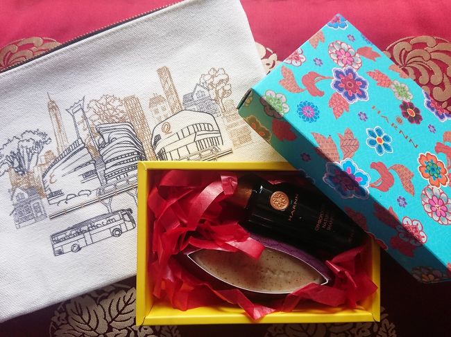 プロモーションでもらった物。<br />・JCBのエンポリアムでのカード利用でもらったハーンのソープとシャンプー。<br />・エンポリアムのプロモーションでもらったポーチ。