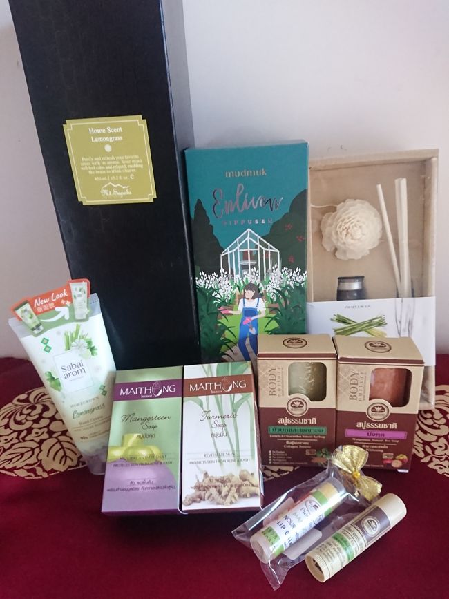 買ったものの一部です。<br />今回、安くていいものをたくさん買いました。<br />手前のカオコーのリップバームは、使い心地がよくて、気にいってます。ラベンダーの強烈な香りがするので、好みがわかれるかと思います。<br />色々使うのが楽しみです！