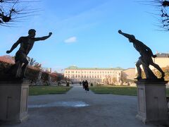 Mirabellgarten（ミラベル庭園）

ミラベル庭園の南側入口。
これまた、マリアと7人の子供たちが歌って現れそうな一場面。