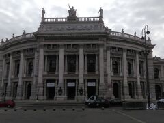 　ブルグ劇場です。フォルクスガルテンのとなりにあります。マリアテレジアによって創設された、ドイツ語圏全土の演劇を代表する劇場の一つです。