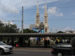 　トラムのショツテントーア駅で下車。ヴォティーフ教会が見えます。