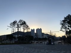 西面から真っ直ぐ北に向かって走って行くと高層アパートの間から広大な公園が。
釜山市民公園です。
2014年に元々在日米軍の基地、キャンプハイアリアの跡地に造られた528,000平方メートルを超える広大な公園です。