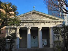 カトリック築地教会は東京で最も古い教会のひとつです。
ギリシャ建築パルテノン型の聖堂は荘厳です。
正面に立ち並ぶドリス式オーダーなど石造りにしか見えませんが、なんと木造モルタル造りです。これには驚きました。