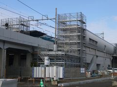 　京都駅まで電車で行って、そこから線路沿いに20分近く歩くと梅小路公園。近くには来年春開業予定の嵯峨野線（山陰線）「梅小路京都西駅」が目下建設中。なんかビミョーな駅名、というか京都西をわざわざつける必要があるのか甚だ疑問、素直に梅小路駅とか、梅小路公園駅とかすればいいのにと個人的には思っています。それでも高輪ゲートウェイよりは100倍以上ましと個人的には思っています。独断ですが、新駅ができた際のネーミングセンスは、JR九州＆東海>JR西日本>>>>>>>JR東日本と思っていますので。（四国は殆ど新駅出来ていないし、北海道はむしろダイヤ改正の度に駅が廃止になっているような。。。かなり話が脱線してしまいましたが） 