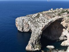 最初の目的地は、島南部のブルーグロット（青の洞門）。イタリア・カプリ島のものが有名だが、こちらも広がる海原はかなりの青さだ。