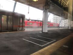 豊橋を出て最初の停車駅、蒲郡です。

普通列車の待避と緩急接続が行われます。

ホーム奥には何やら赤い車両が・・・

JRのホームの奥には名鉄蒲郡線の蒲郡駅があります。

名鉄とJRの乗客獲得争いの様子が見てとれます(笑)