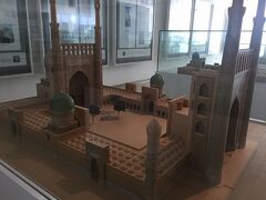 ウズベキスタン・サマルカンドのビビハニムです。
サマルカンド最初のモスクで、
歩き方によると、かつてはイスラーム世界で一番大きなモスクだった時代もあったそう。

名前は確かに行ったモスクだけど、なんだか見覚えのない形・・・と思って確認したところ、現在は塔が途中までで切れています。