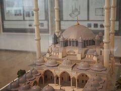 続いて、トルコ・イスタンブールのブルーモスク。
あのダイナミックさを忘れられず、2階行っちゃいました。
要塞のような、強そうなモスクですね！