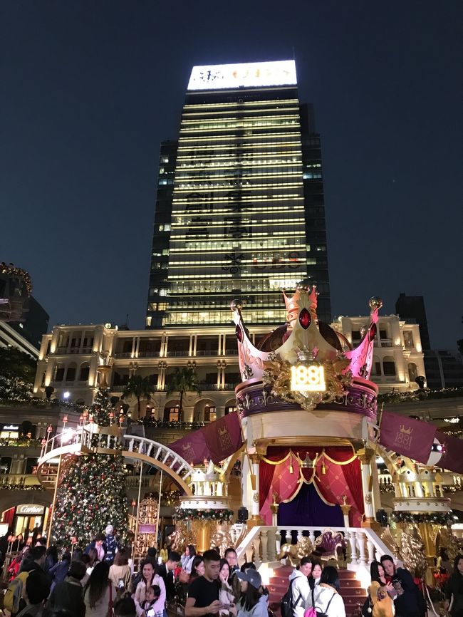 こちらは1881ヘリテージのクリスマスデコ。ここも相変わらずものすごい人です。<br />