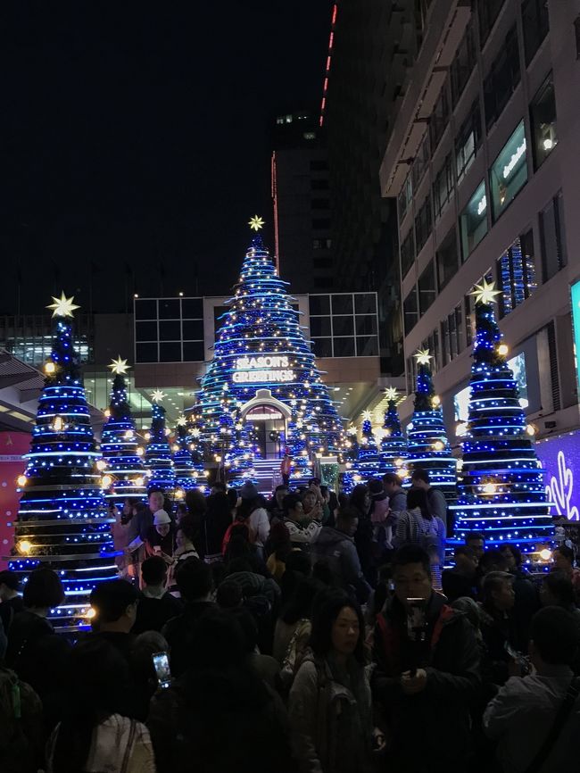 もっとすごいのが、海港城。もはや何を撮っているんだか…人しか写ってないって感じです。進むにも進めないほどの人集り。