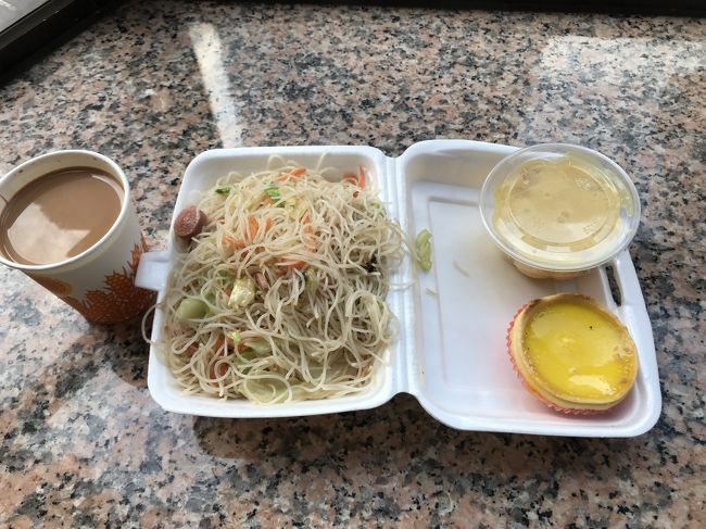 しかもこのビーフンのものすごい量！３人前はあるぜよ。マンゴープリンはマンゴーミルクみたいな感じのお味で、結構好きな味でした。