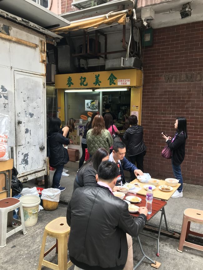 帰りがけに長蛇の列、発見。なんじゃ、と思ったらこのお店。後でOpenRiceで調べたところ、小籠包のお店らしい…。じゃーこれも次回の行きたい店リストに追加しておこう。