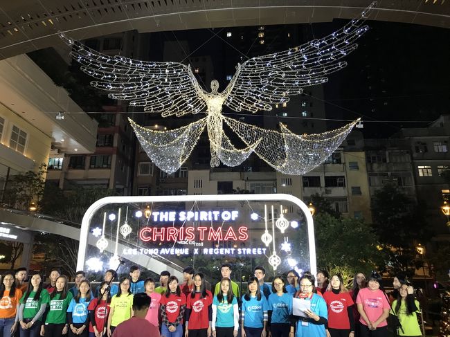 少年少女合唱団が歌ってましたよ～。てかものすごい人で、進むのも大変…。